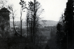 Landschaftsaufnahme mit T?rmen und Flusstal in Winterlandschaft
