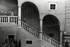 SS-Funktionäre auf Balkon eines repräsentativen Gebäudes, 1933