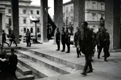 SS-Formationen bei Flaggenzeremonie in klassizistischem Innenhof, 1933