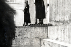 SS-Wachposten an klassizistischem Gebäude, 1933