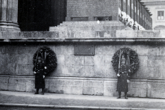 Ehrenmal mit Reichsadler und Ehrenwache während Reichsparteitag 1933