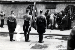 SS-Flaggenzeremonie vor Gebäude, 1933