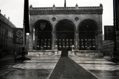 Reichsparteitagsgelände Nürnberg mit Hakenkreuzfahnen und Tribünenaufbau 1933