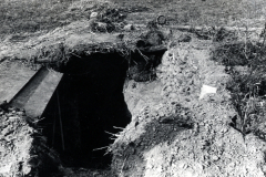 Eingrabung mit Rohren und Verschanzung, Kriegsschauplatz