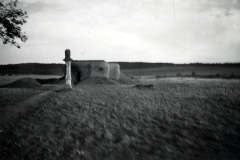 Frau in Landschaft mit Bunkeranlage
