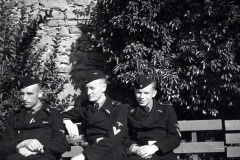 Drei SS-Angehörige auf einer Bank, 1933