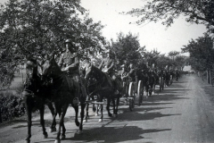 Berittene SS-Einheit auf Landstraße