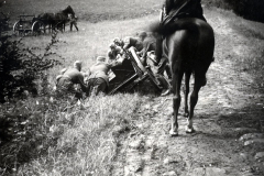 SS-Reiter und berittene Einheit auf Landstraße