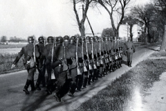 SS-Einheit in Marschformation auf Landstraße