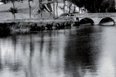 Steinbrücke über Fluss in französischer Landschaft, Frankreichfeldzug