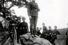 SS-Offizier bei Truppenversammlung an Schützengraben, Frankreichfeldzug