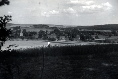 Landschaftsaufnahme mit Dorf und Kirchturm w?hrend des Frankreichfeldzugs
