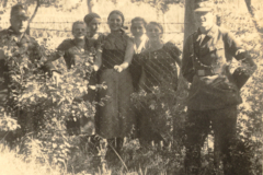 Gruppenaufnahme von SS-Angehörigen in Waldlandschaft