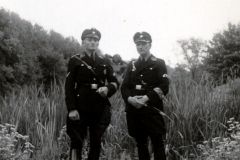 Zwei SS-Offiziere in Uniform während des Frankreichfeldzugs