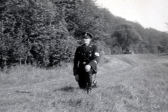 SS-Angeh?riger in Uniform auf Waldweg, Frankreichfeldzug