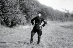 SS-Angehöriger in Uniform in Waldlandschaft