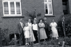 Zivilpersonen vor Backsteingebäude, Frankreichfeldzug 1940