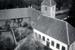 Luftaufnahme eines Klosters mit Kirchturm und Nebengebäuden
