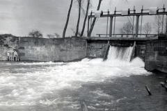 Stauwerk mit Hochwasser und Stromleitung während des Frankreichfeldzugs