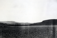 Waldlandschaft mit Ackerfläche in den Ardennen